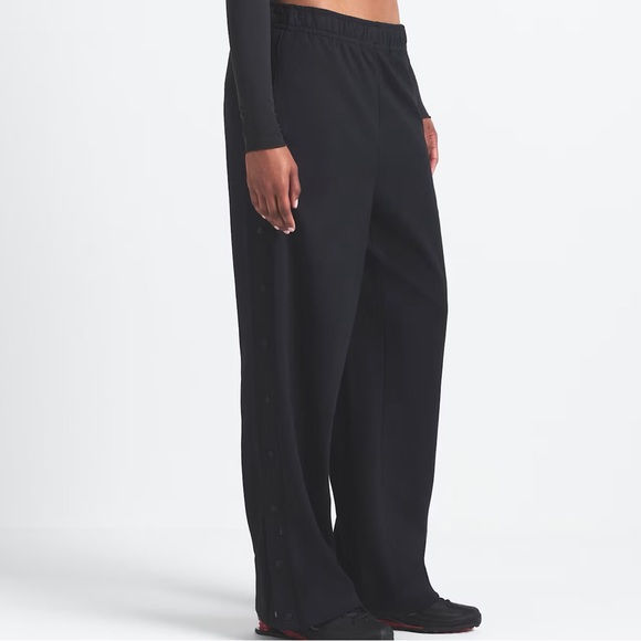 NikeSKIMS Matte Tricot
Women's Side-Snap Pants - Picture 10 of 15